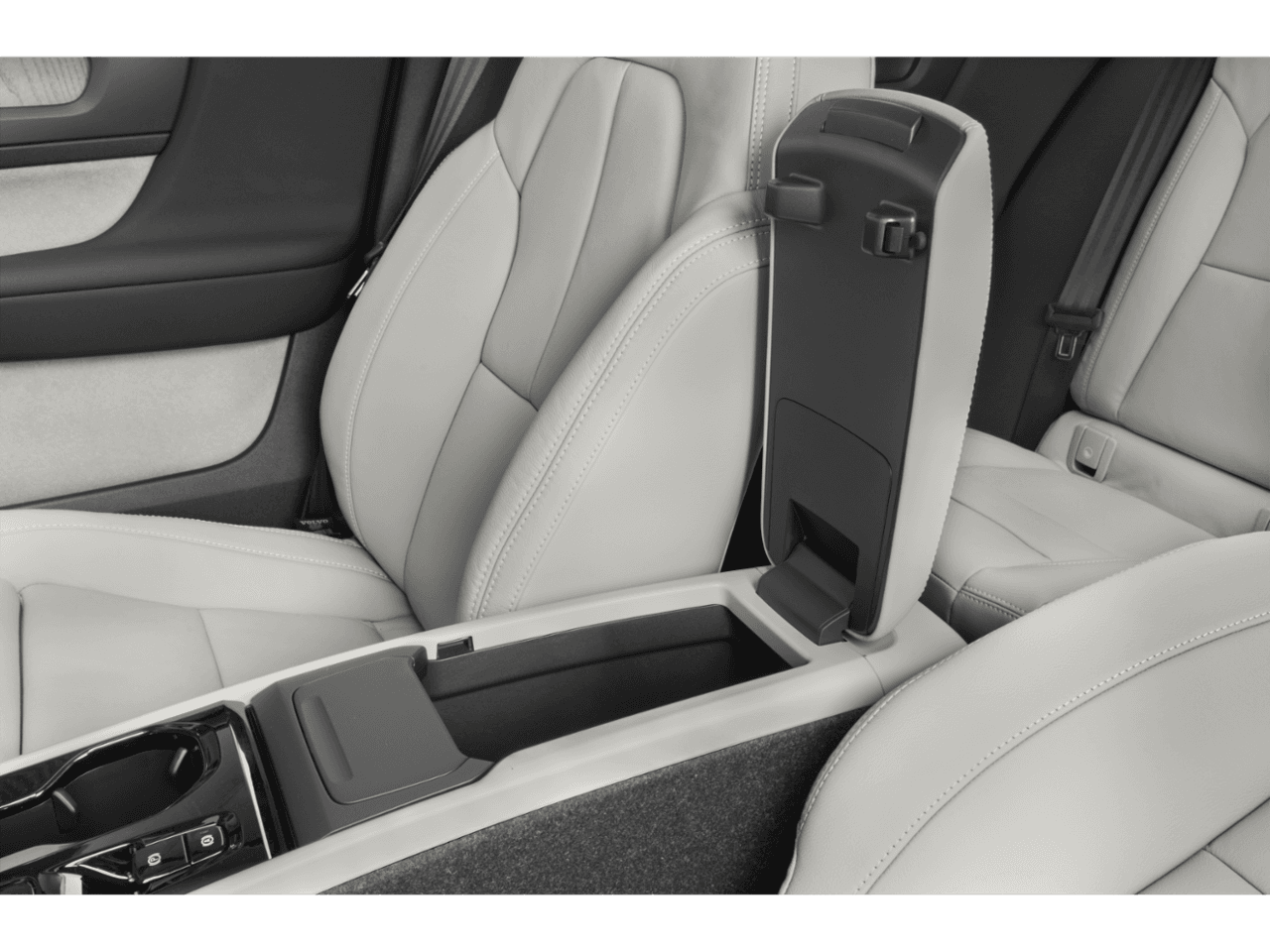 2022 Volvo XC40 Momentum - Interior Center Storage Console