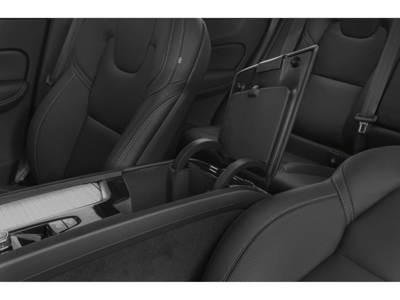 2022 Volvo XC60 Momentum - Interior Center Storage Console